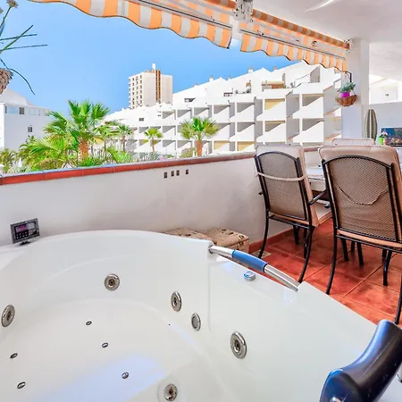 With Pool View דירה